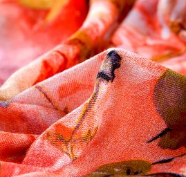 Viskozový úplet květinový motiv červený