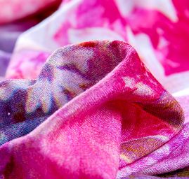 Viskozový úplet květinový motiv růžový