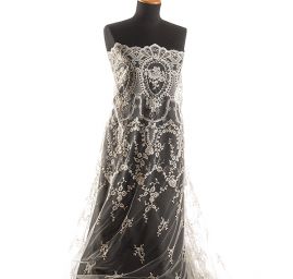 Krajka bordurová výšivka květin na tylu smetanová 