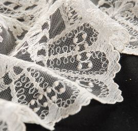 Krajka bordurová výšivka květin na tylu smetanová 