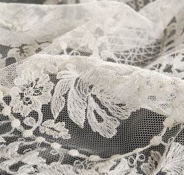 Krajka bordurová výšivka květin na tylu smetanová 