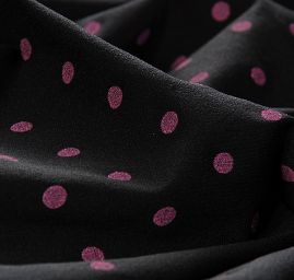 Žoržetový úplet vzor puntík starorůžová/černá