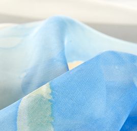 Jemný šifon bordura akvarel květy modrý