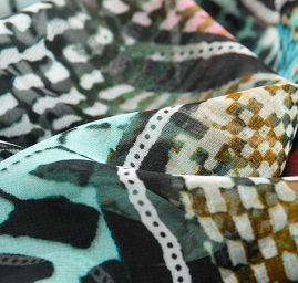 Šifon jemný zvířecí motiv tyrkysovorůžové