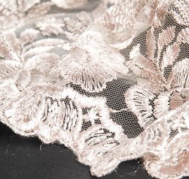 Krajka výšivka na tylu květy béžovošedá