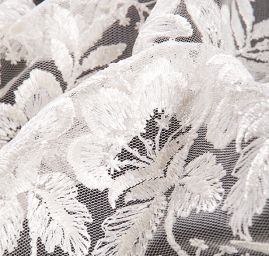 Krajka výšivka na tylu velký květ smetanová