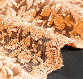 Krajka výšvika na tylu drobný květinový motiv meruňková