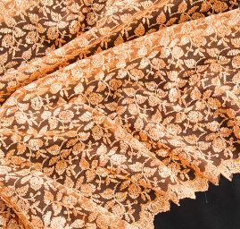 Krajka výšvika na tylu drobný květinový motiv meruňková