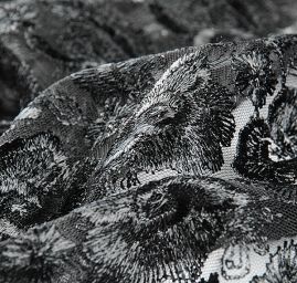 Krajka výšivka na tylu růže černá