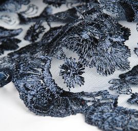 Krajka výšivka na tylu růže tm.modrá