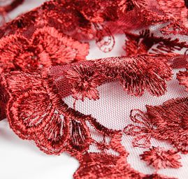 Krajka výšivka na tylu růže vínová