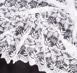 Krajka výšivka na tylu velký květ bílá