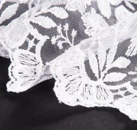 Krajka výšivka na tylu velký květ bílá