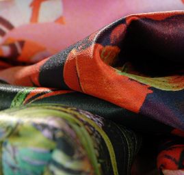 Satén motiv korálů a růží v zářivých barvách