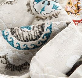 Dekorační látka s květinovým ornamentem