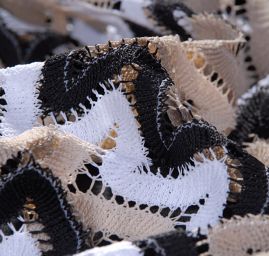 Efektní úplet bílá/béž/tm.hnědá