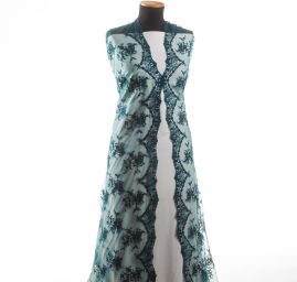 Krajka na tylu tyrkysová výšivka květin