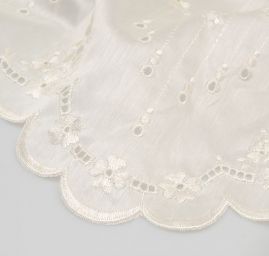 Vyšívaná madeira s bordurou v rokokovém stylu