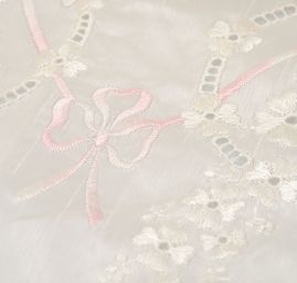 Vyšívaná madeira s bordurou v rokokovém stylu