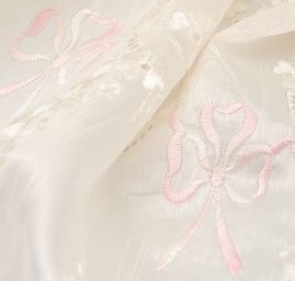 Vyšívaná madeira s bordurou v rokokovém stylu