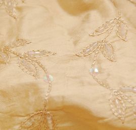 Vyšívaný šantung s rokajlem v krémové barvě