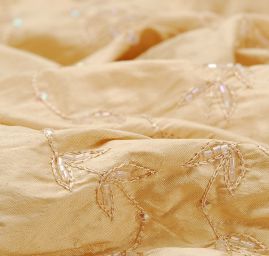 Vyšívaný šantung s rokajlem v krémové barvě