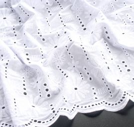 Krajka madeira celoplošná výšivka květ/puntík bílá