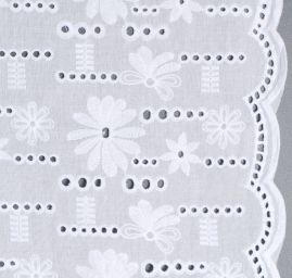 Krajka madeira celoplošná výšivka květ/puntík bílá