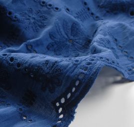 Krajka madeira celoplošná výšivka květ/puntík tm.modrá