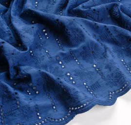 Krajka madeira celoplošná výšivka květ/puntík tm.modrá