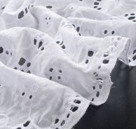 Krajka madeira celoplošná výšivka velký květ bílá