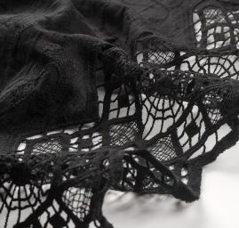 Bavlněná látka s výšivkou a hrubou krajkou černá