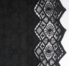 Bavlněná látka s výšivkou a hrubou krajkou černá