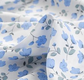 Viskozová šatová látka drobné květy pastel modrá