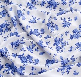 Viskozová šatová látka folklórní květy v modrobílé
