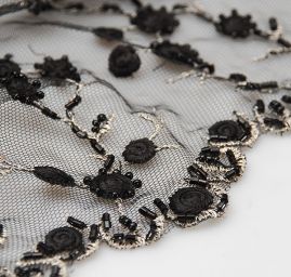 Efektní krajka na tylu černostříbrná