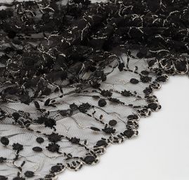 Efektní krajka na tylu černostříbrná