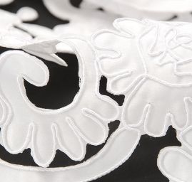 Vyrážená taftová metráž bílá