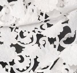 Vyrážená taftová metráž bílá