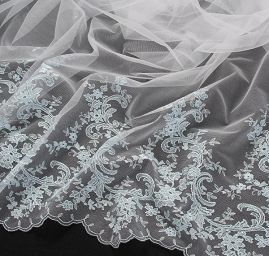 Bordurová krajka výšivka na tylu sv.modrá/bílá