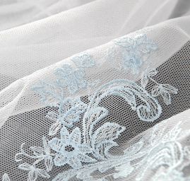 Bordurová krajka výšivka na tylu sv.modrá/bílá