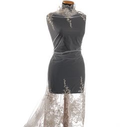 Krajka stříbrná výšivka na tylu květinový motiv