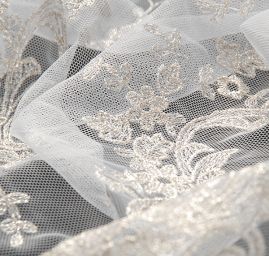 Krajka stříbrná výšivka na tylu květinový motiv