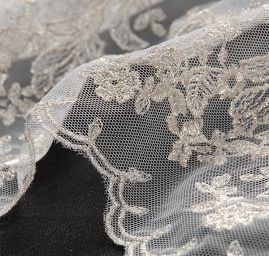 Krajka stříbrná výšivka na tylu květinový motiv