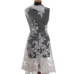 Efektní bordurová krajka na tylu svatební bílá II.jakost