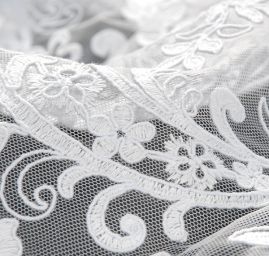 Efektní bordurová krajka na tylu svatební bílá II.jakost