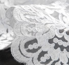 Efektní bordurová krajka na tylu svatební bílá II.jakost