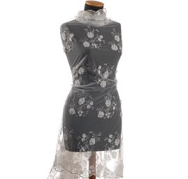 Krajka na tylu s květinovým aplikacemi šedobílá/stříbro