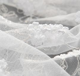 Krajka na tylu s květinovým aplikacemi šedobílá/stříbro