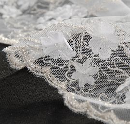 Krajka na tylu s květinovým aplikacemi šedobílá/stříbro